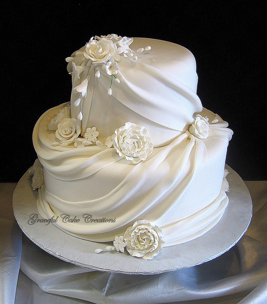 Torta de bodas elegante con flores blancas